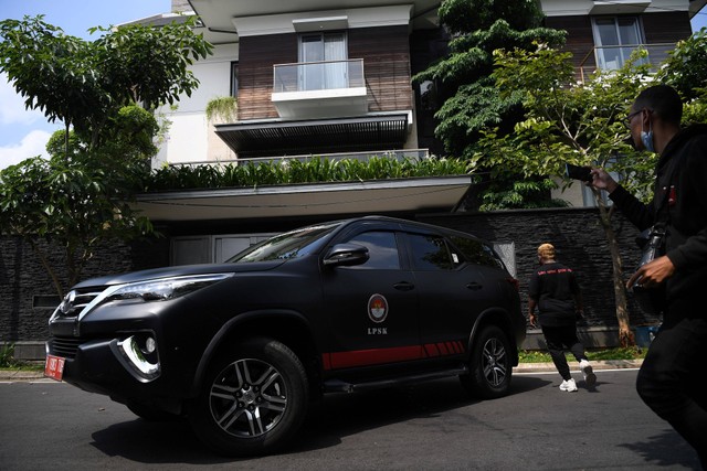 Mobil Lembaga Perlindungan Saksi dan Korban (LPSK) tiba di kediaman istri Irjen Pol Ferdy Sambo, Putri Candrawathi, Duren Tiga, Jakarta Selatan, Selasa (9/8/2022). Foto: Sigid Kurniawan/Antara Foto