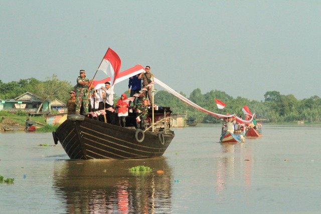 Bendera Merah Putih sepanjang 177 meter dibentangkan di Sungai Lalan, Muba. (ist)