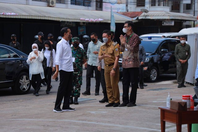 Wali Kota Pontianak, Edi Rusdi Kamtono, menyambut Presiden Jokowi, saat hendak menikmati makan siang di Restoran Pondok Kakap Pontianak. Foto: Gema Mahardika/Dok. Prokopim Pemkot Pontianak