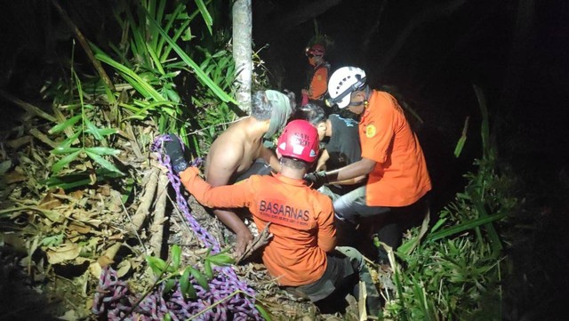 Tim Rescue Basarnas Banda Aceh mengevakuasi wisatawan asal Medan yang terjatuh dari tebing ke jurang sedalam 20 meter. Foto: Dok. Basarnas Banda Aceh