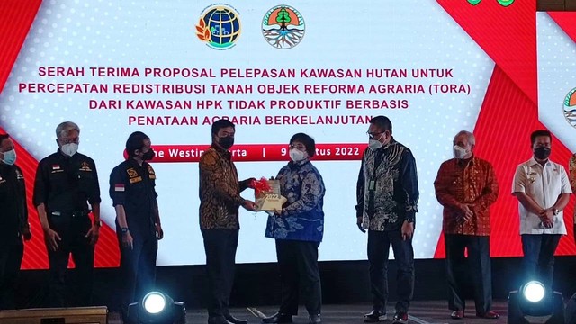 Serah terima proposal pelepasan kawasan hutan untuk percepatan redistribusi TORA dari kawasan HPK tidak produktif Kementerian ATR/BPN kepada Kementerian Lingkungan dan  Kehutanan (KLHK) di The Westin Jakarta, Selasa (9/8/2022). Foto: Akbar Maulana/kumparan