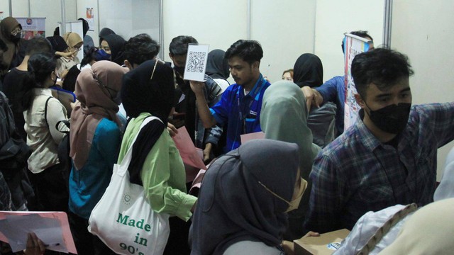Sejumlah pencari kerja mencari informasi pekerjaan pada acara "Jakarta Job Fair" di Thamrin City, Jakarta, Selasa (9/8/2022). Foto: Reno Esnir/Antara Foto