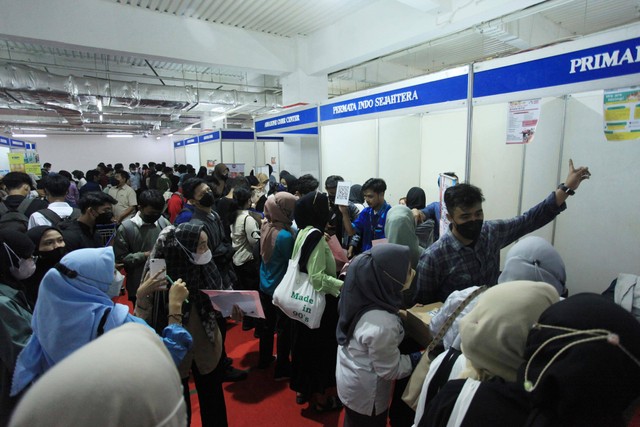 Sejumlah pencari kerja mencari informasi pekerjaan pada acara "Jakarta Job Fair" di Thamrin City, Jakarta, Selasa (9/8/2022). Foto: Reno Esnir/Antara Foto