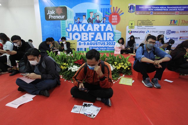 Sejumlah pencari kerja mencari informasi pekerjaan pada acara "Jakarta Job Fair" di Thamrin City, Jakarta, Selasa (9/8/2022). Foto: Reno Esnir/Antara Foto