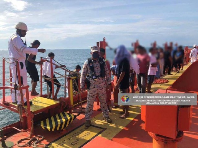 Korban selamat dari tenggelamnya kapal imigran gelap asal Indonesia saat dievakuasi aparat Malaysia. (Foto: Maritim Malaysia via Berita Harian)