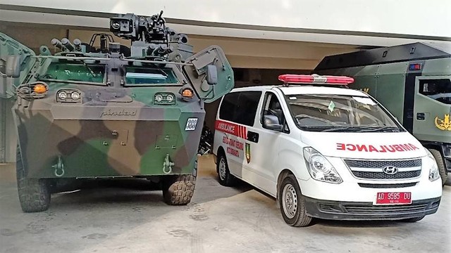 Kendaraan taktis TNI diparkir di Stadion Manahan Solo saat ASEAN Para Games 2022. FOTO: Agung Santoso