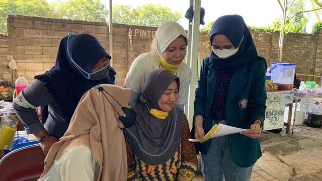 Mahasiswa KKN UNDIP 2021/2022 Sedang Melakukan Penyuluhan Mengenai Pentingnya Pendaftaran Merek Bagi Pelaku UMKM di Wilayah Kelurahan Jangli yang Memasarkan Produknya ke Siswa SMP Negeri 17 Semarang. (Sumber Foto : Dokumentasi Pribadi).