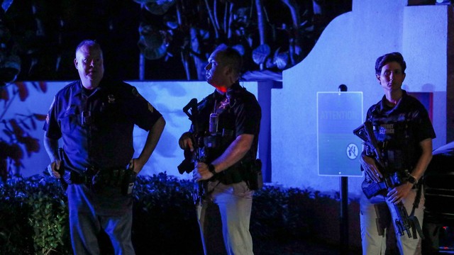 Anggota dinas rahasia berjaga di luar rumah mantan Presiden AS Donald Trump di Mar-a-Lago setelah Trump mengatakan bahwa agen FBI menggerebeknya, di Palm Beach, Florida, AS, Senin (8/8/2022). Foto: Marco Bello/REUTERS