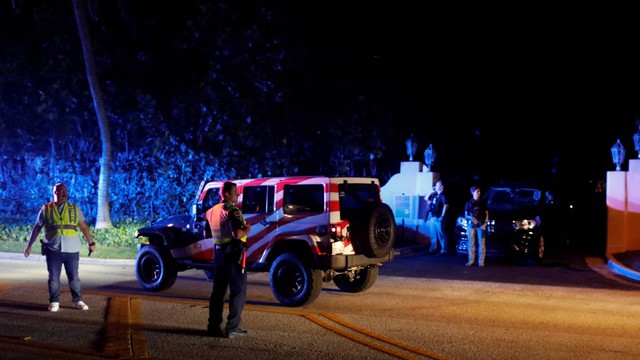 Petugas polisi dan anggota dinas rahasia berjaga di luar rumah mantan Presiden AS Donald Trump di Mar-a-Lago setelah Trump mengatakan bahwa agen FBI menggerebeknya, di Palm Beach, Florida, AS, Senin (8/8/2022). Foto: Marco Bello/REUTERS