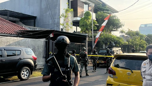 Anggota Brimob melakukan penjagaan ketat di rumah pribadi Irjen pol Ferdy Sambo, di Jalan Saguling III, Jakarta Selatan, Selasa (9/8/2022). Foto: Haya Syahira/kumparan