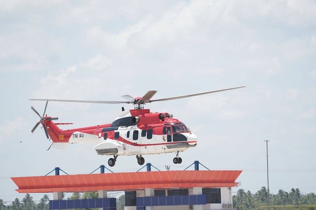 Presiden Jokowi tiba di Terminal Kijing menggunakan heli Super Puma milik TNI AU. Foto: Banyu Susanto/Hi!Pontianak