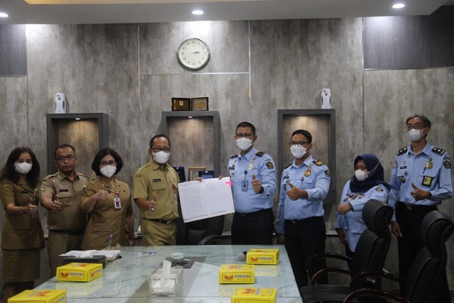 Penandatanganan Berita Acara Serah Terima Pinjam Pakai Mobil Pemerintah Kota Semarang kepada Kantor Imigrasi Kelas I TPI Semarang.