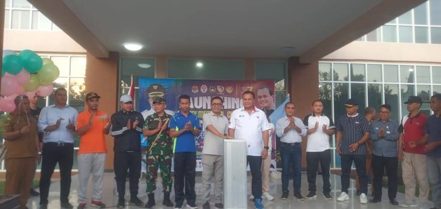 Keterangan foto: Pose bersama Ketua Asprov PSSI NTT dan Penjabat Bupati Lembata bersama pejabat teras Lembata di Stadion Gelora 99. (Teddi Lagamaking).