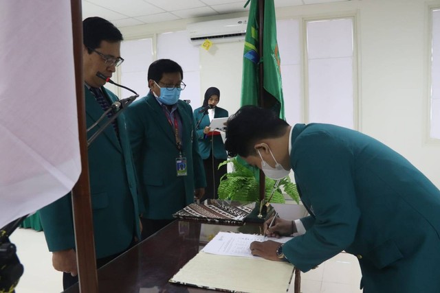 Rektor Universitas Hayam Wuruk Perbanas melantik Pengurus Organisasi Mahasiswa (Ormawa) periode tahun 2022/2023, pada Selasa (9/8). Foto-foto: Humas UHW Perbanas