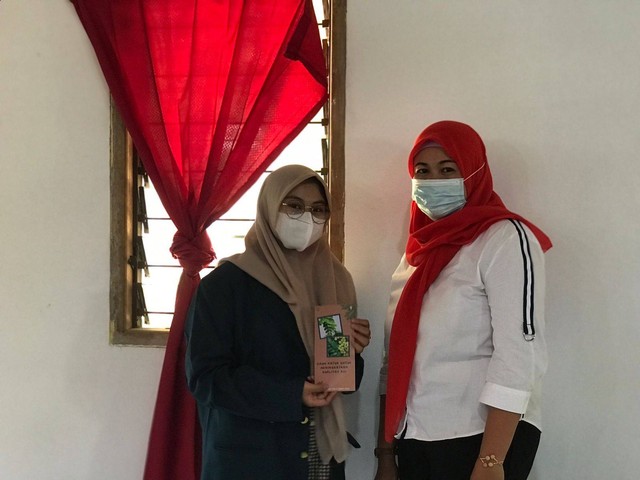 Fadhila Syafa Nur Haniffah, mahasiswi KKN UNDIP membagikan leaflet mengenai pemanfaatan daun katuk guna meningkatkan kualitas ASI bagi ibu menyusui. (Sumber: Dokumentasi Pribadi)