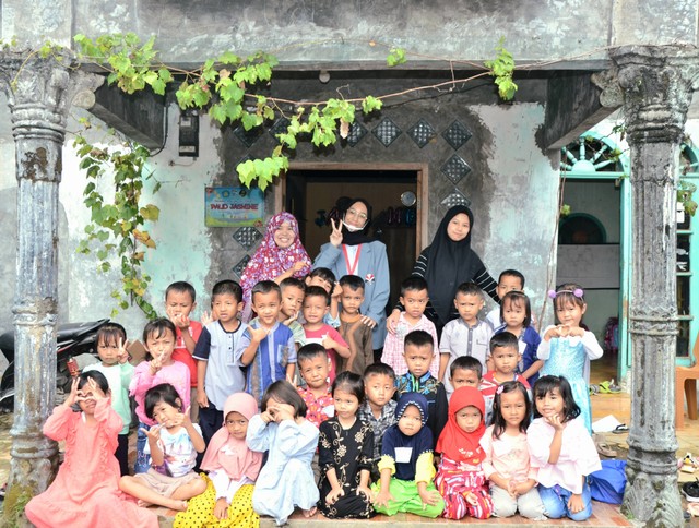 Bersama Guru dan Anak-Anak PAUD Jasmine | Gambar : Shafa N