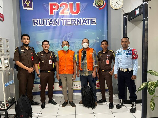 Tim Kejati Maluku Utara saat menitipkan dua tersangka di Rutan Kelas IIB Ternate. Foto: Istimewa