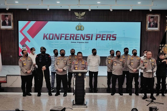 Kapolri Jenderal Pol Listyo Sigit Prabowo saat konferensi pers di Bareskrim Polri terkait meninggalnya Brigadir Yosua, Selasa (9/8/2022). Foto: Jamal Ramadhan/kumparan