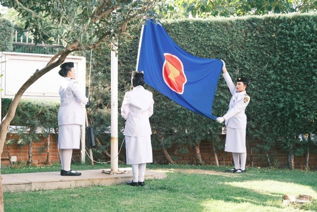 Pasukan Pengibar Bendera KBRI Madrid mengibarkan bendera ASEAN. - dok. KBRI Madrid