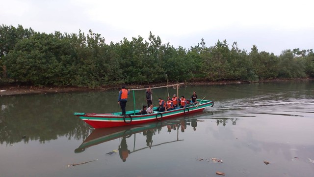 Tim Rescue Damkar Kota Bandar Lampung saat melakukan penyisiran di lokasi munculnya buaya. | Foto: Sinta Yuliana/Lampung Geh