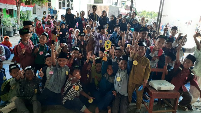 Sesi foto bersama mahasiswa KKN-T IPB University dengan anak-anak Madrasah Assalam di Desa Tengki. Sumber: Dokumentasi pribadi