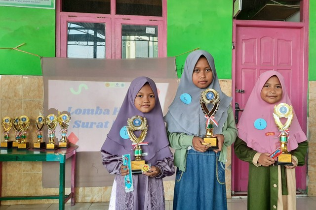 Pemenang lomba Hafalan Surat Pendek untuk kelas Madin Madrasah Assalam, Desa Tengki. Sumber: Dokumentasi pribadi