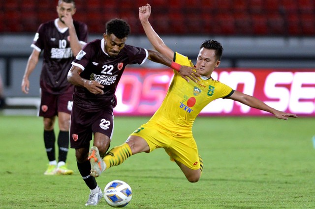 Pemain PSM Makassar Yakob Sayuri dihadang pemain Kedah Darul Aman Khairu Azrin pada pertandingan Semifinal zona ASEAN Piala AFC 2022 di Stadion Kapten I Wayan Dipta, Gianyar, Bali, Selasa (9/8/2022). Foto: Fikri Yusuf/ANTARA FOTO