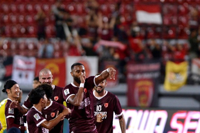 Selebrasi pemain PSM Makassar Yuran Fernandes usai mencetak gol ke gawang Kedah Darul Aman pada pertandingan Semifinal zona ASEAN Piala AFC 2022 di Stadion Kapten I Wayan Dipta, Gianyar, Bali, Selasa (9/8/2022). Foto: Fikri Yusuf/ANTARA FOTO