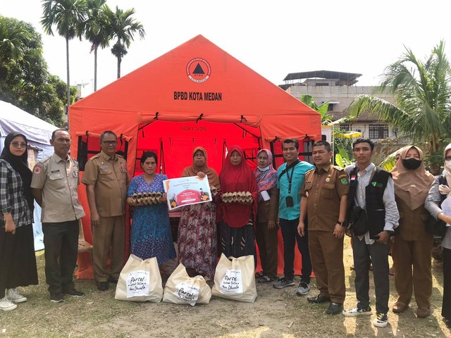 ompet Dhuafa Waspada membantu kebutuhan logistik dengan memberikan paket sembako kepada korban, Selasa (9/8/2022).