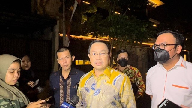 Timsus kepolisian meninggalkan rumah pribadi Irjen Ferdy Sambo setelah 9 jam penggeledahan, Rabu (10/8) dini hari. Foto: Haya Syahira/kumparan