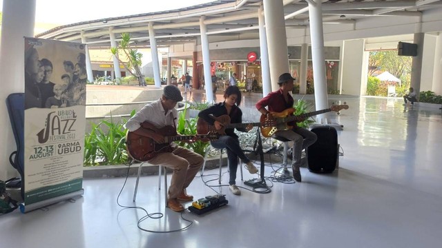 Penampilan musisi jazz di Bandara Ngurah Rai, Bali - LSU