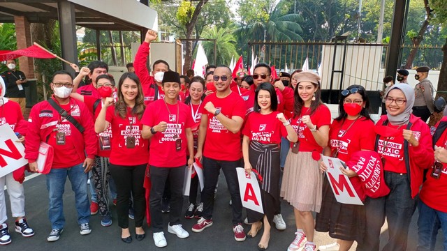 Ketua Umum Partai Solidaritas Indonesia (PSI) Giring Ganesha bersama kader partai mendaftar ke KPU, Jakarta, Rabu (10/8/2022). Foto: Aprilandika Pratama/kumparan
