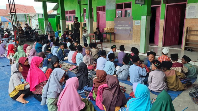 Anak-anak Madrasah Assalam, Desa Tengki duduk bersama untuk mendengarkan arahan dari Mahasiswa KKN-T IPB sebelum memulai perlombaan. Sumber: Dokumentasi Pribadi.