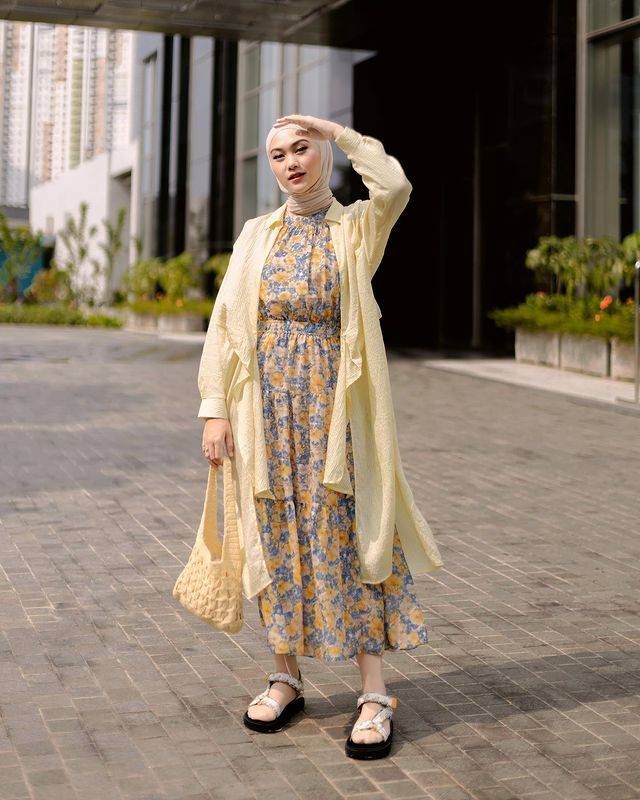 7 Inspirasi Outfit Hijab Kuning Pastel, Tampak Kalem dan manis