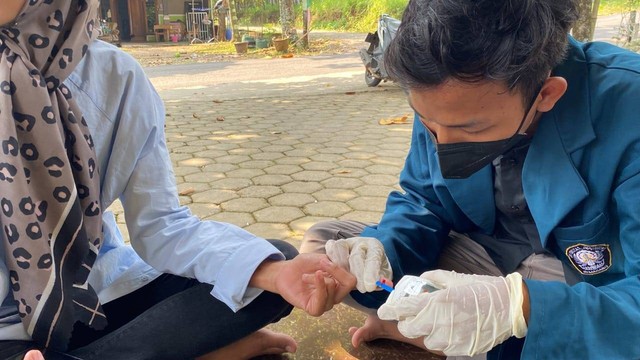 Mohammad Rendo Ariyansyah sedang melakukan pemeriksaan kolesterol pada warga Kelurahan Kalisegoro. (Sumber: Dokumentasi Pribadi)