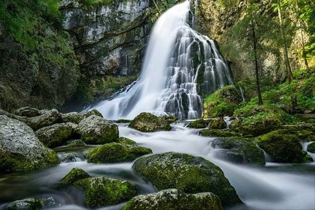 Ilustrasi gambar air terjun di Mojokerto. Pixabay.com