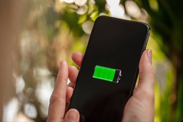 Ilustrasi baterai iPhone. Foto: Unsplash.com