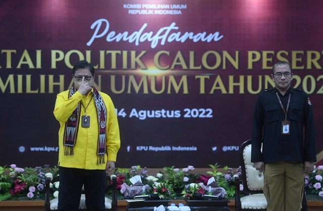 Ketua Umum Partai Golkar Airlangga Hartarto (kiri) bersama Ketua Komisi Pemilihan Umum (KPU) Hasyim Asy'ari (kanan) saat penterahan berkas pendaftaran partai politik calon peserta Pemilu 2024 di gedung KPU, Jakarta, Rabu (10/8/2022). Foto: Akbar Nugroho Gumay/Antara Foto