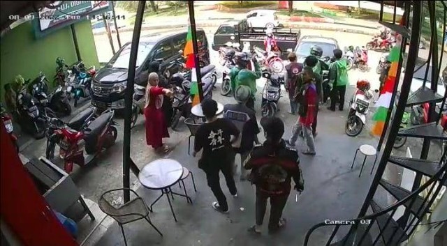Karyawan Mixue Ice Cream & Tea diduga memukul Drive ojek online di Bandar Lampung. | Foto: Ist