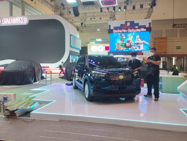 Daihatsu Rocky Hybrid dipersiapkan melantai di GIIAS 2022. Foto: dok. Istimewa