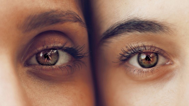 Ilustrasi mata bengkak dapat terjadi karena kurang tidur atau terlalu banyak menangis. Foto: Unsplash