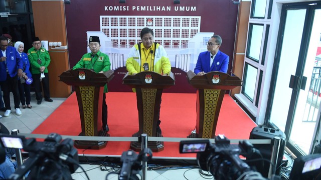 Ketum Partai Golkar Airlangga Hartarto (tengah) memberikan keterangan pers disaksikan Ketum PPP Suharso Monoarfa (kiri) dan Ketum PAN Zulkifli Hasan (kanan) di gedung KPU, Jakarta, Rabu (10/8/2022). Foto: Akbar Nugroho Gumay/ANTARA FOTO