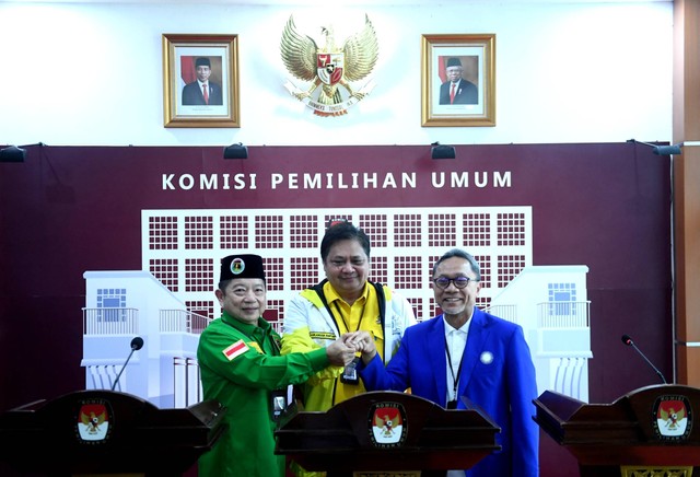 Ketum Partai Golkar Airlangga Hartarto bersama Ketum PPP Suharso Monoarfa (kiri) dan Ketum PAN Zulkifli Hasan (kanan) di gedung KPU, Jakarta, Rabu (10/8/2022). Foto: Akbar Nugroho Gumay/ANTARA FOTO