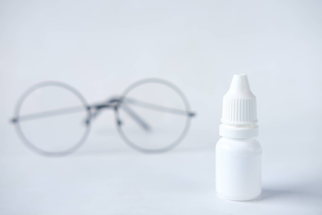 Ilustrasi salah satu cara mengempeskan mata bengkak akibat alergi adalah dengan menggunakan obat tetes mata. Foto: Unsplash