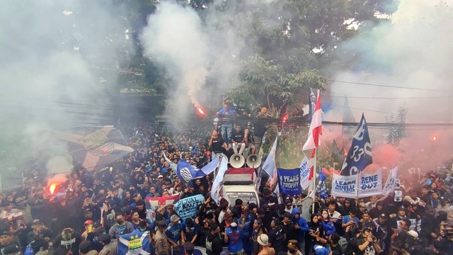 Aksi Bobotoh Persib di Jalan Sulanjana, Kota Bandung pada Rabu (10/8/2022). Foto: Rachmadi Rasyad/kumparan