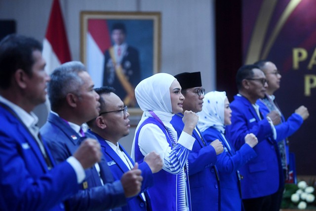 Sejumlah kader Partai Amanat Nasional (PAN) menyanyikan mars partai sebelum menyerahkan berkas pendaftaran partai politik calon peserta Pemilu 2024 di gedung KPU, Jakarta, Rabu (10/8/2022). Foto: Akbar Nugroho Gumay/Antara Foto