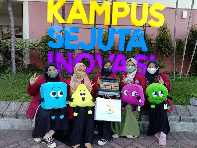 Sumber: Foto produk boneka geometri smart bersama tim PKM-K