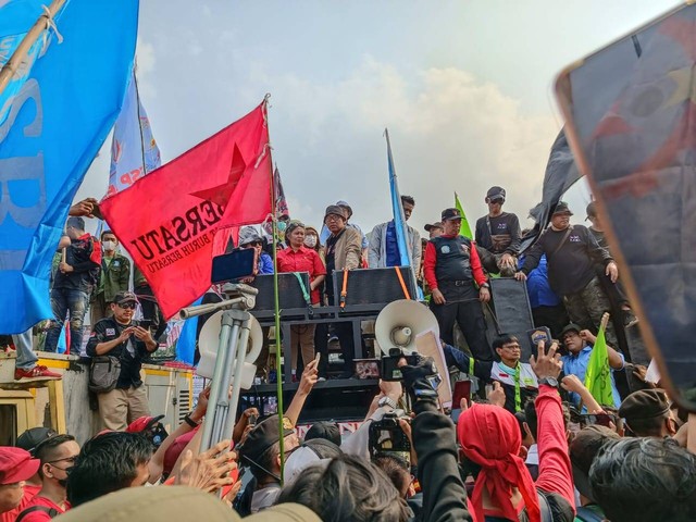 Demo aliansi sejuta buruh di depan gedung MPR RI, Rabu (10/8/2022). Foto: Ainun Nabila/kumparan