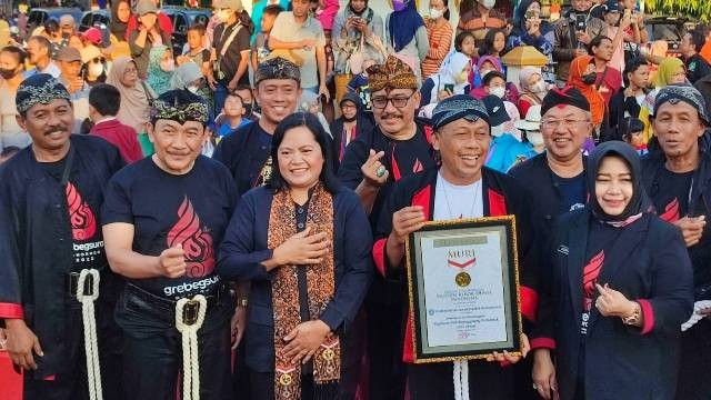 B﻿upati Ponorogo menerima sertifikat muri didampi Wakil bupati dan Forpimda Ponorogo. Dok Nanang Diyanto