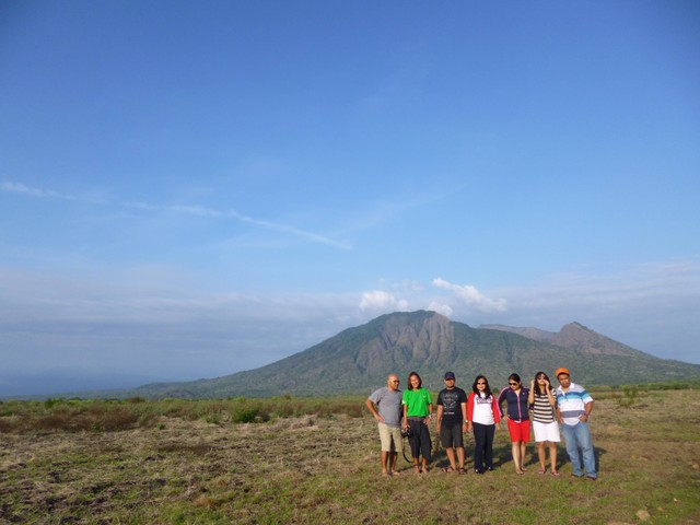 Sekelompok wisatawan di Taman Nasional Baluran, Situbondo, Jawa Timur. Foto: Harley Sastha.